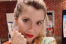Laurita Fernández demuestra que los trajes sí pueden verse cancheros con este calzado Foto: Instagram