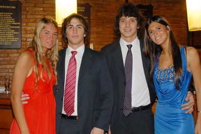 MDZol | Jóvenes en la cena de Avome: Florencia Bauzá, Gonzalo Moreno, Juan Ignacio Bravín y María José Labayru Day. Foto: Gerardo Gómez / MDZ