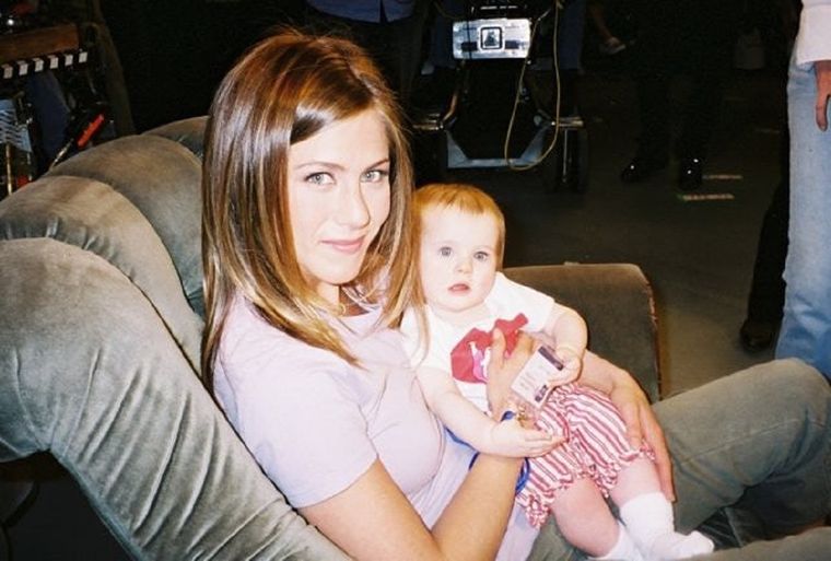 Jennifer Aniston junto a una de las gémelas Sheldon