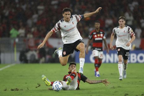 Guido Carrillo, delantero de Estudiantes, se escapa del mediocampista colombiano de Flamengo, Jorge Carrascal, quien va con todo al suelo para intentar detenerlo. Guido Carrillo, delantero de Estudiantes, se escapa del mediocampista colombiano de Flamengo, Jorge Carrascal, quien va con todo al suelo para intentar detenerlo.