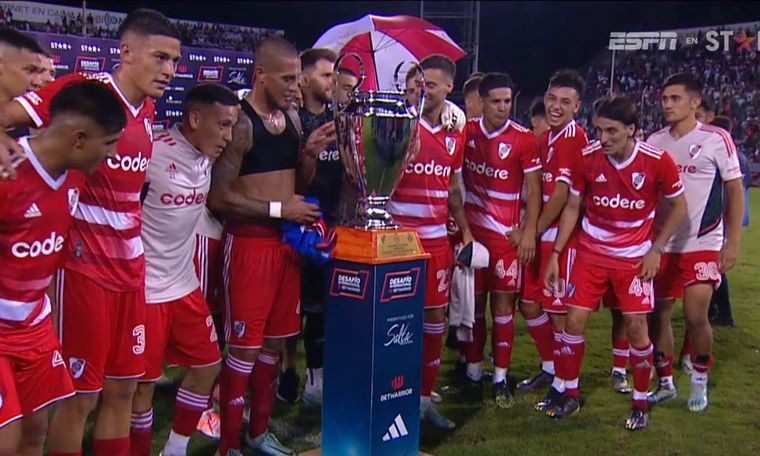 Los jugadores de River levantando la Copa Desafío.
