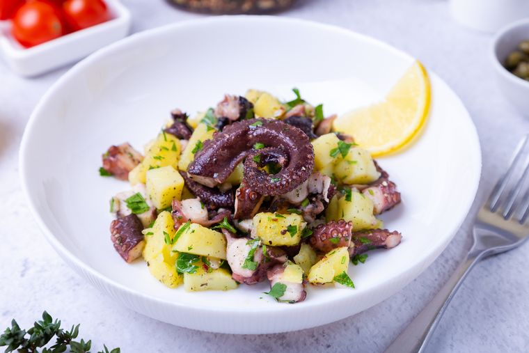 La receta de ensalada de pulpo y papas es típica de la cocina mediterránea y se disfruta especialmente en verano. La receta de ensalada de pulpo y papas es típica de la cocina mediterránea y se disfruta especialmente en verano.