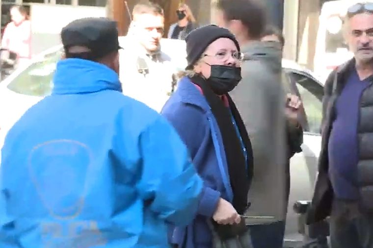 Una señora sacó un cuchillo y amenazó a los manifestantes frente a la casa de Cristina Kirchner.