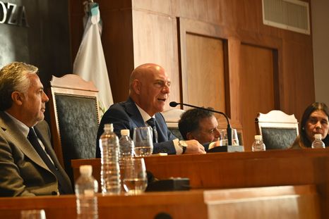 El presidente de la Suprema Corte, Dalmiro Garay; junto al gobernador Alfredo Cornejo. El presidente de la Suprema Corte, Dalmiro Garay; junto al gobernador Alfredo Cornejo.