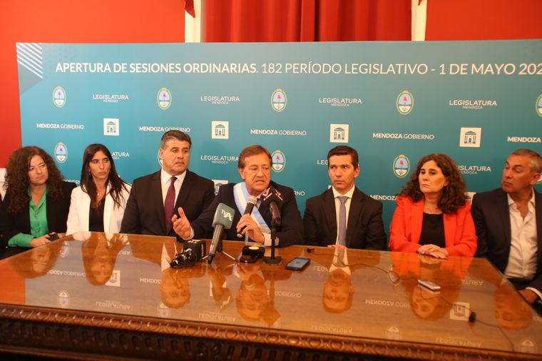 Suarez dio una conferencia de prensa tras el discurso en la Legislatura.