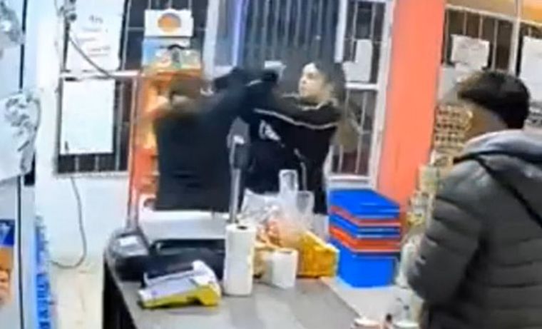 La joven que protagonizó una pelea viral dentro de un  kiosco de Neuquén rompió el silencio