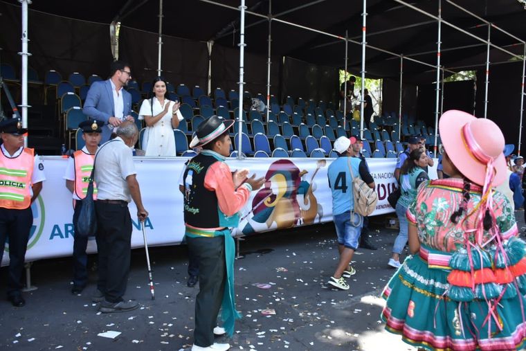 Palco vacío y Flor Destéfanis hasta el final.