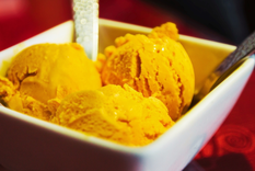 Sabor auténtico en cada cucharada: helado de lúcuma casero Foto: Shutterstock