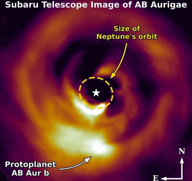 La imagen muestra el planeta gigante captado en pleno proceso de formación. Foto Dpa La imagen muestra el planeta gigante captado en pleno proceso de formación. Foto Dpa