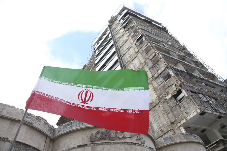 La bandera oficial de la República Islámica cuya utilización exige Irán. La bandera oficial de la República Islámica cuya utilización exige Irán.