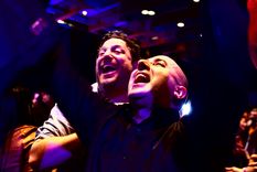 Simpatizantes de Javier Milei Simpatizantes de Javier Milei celebrando su triunfo en la compulsa. Foto: Efe.