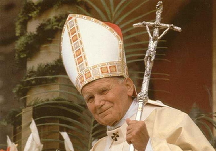 Juan Pablo II fue una figura central para Robert Kubica, quien siempre expresó públicamente su admiración y devoción por el Papa polaco. Juan Pablo II fue una figura central para Robert Kubica, quien siempre expresó públicamente su admiración y devoción por el Papa polaco.