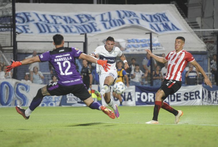 El clásico platense, se disputa en cancha del Tripero. Foto: Télam