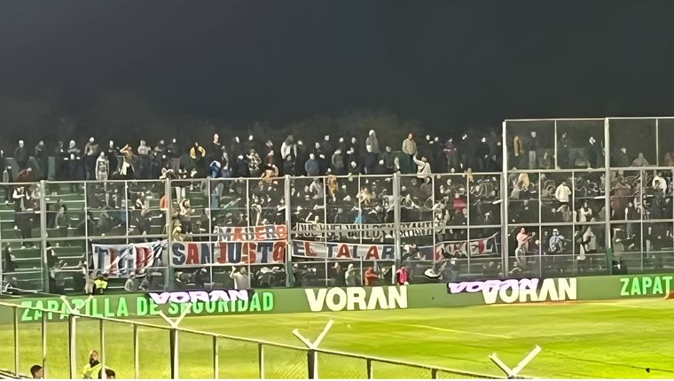 El reclamo original de los hinchas neutrales de San Lorenzo en su visita a San Martín de San Juan. Foto: TyC Sports