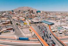 El Paso es vecina de Ciudad Juárez, en la frontera de EE.UU. y México. El Paso es vecina de Ciudad Juárez, en la frontera de EE.UU. y México.