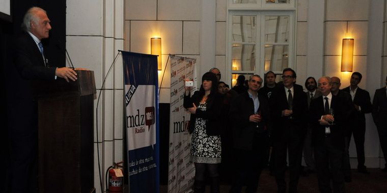 Orlando Terranova se dirige al auditorio. Foto: Alf Ponce / MDZ