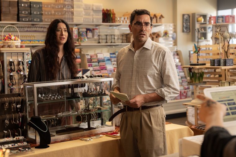 Taylor Ortega y Dan Levy protagonizan Errores épicos. Taylor Ortega y Dan Levy protagonizan Errores épicos. 