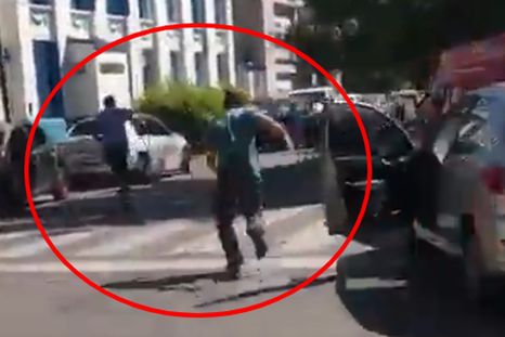 La gresca llegó hasta las puertas de una comisaría