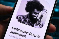Clubhouse se destaca de otras apps por la falta de texto, imágenes y videos: la aplicación es solo de audio.