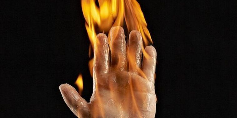 Esperó a que se quedara dormido para prenderlo fuego.
