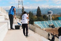 Los hinchas del Tomba comenzaron a pintar el Gambarte y cada vez falta menos para el regreso al estadio. Foto: Santiago Tagua / MDZ Los hinchas del Tomba comenzaron a pintar el Gambarte y cada vez falta menos para el regreso al estadio. Foto: Santiago Tagua / MDZ