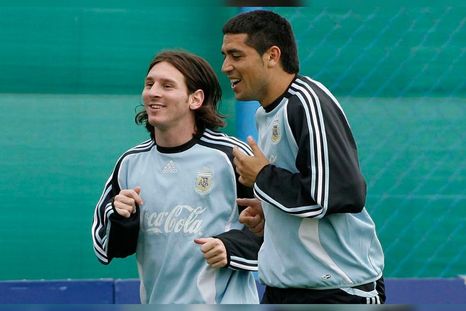 Dos torneos de la Selección Argentina contaron con el festejo de cumpleaños compartido entre Riquelme y Messi. Dos torneos de la Selección Argentina contaron con el festejo de cumpleaños compartido entre Riquelme y Messi.