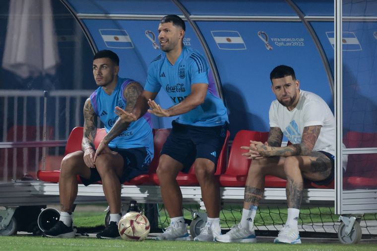 Agüero presenció el entrenamiento de este jueves de la Argentina. Foto: EFE
