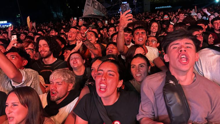 Unas 10.000 personas lo dejaron todo en el Multiespacio de Luján de Cuyo tras una tarde para el recuerdo. Unas 10.000 personas lo dejaron todo en el Multiespacio de Luján de Cuyo tras una tarde para el recuerdo.