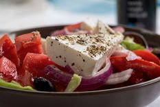 alta cocina: disfruta de una exquisita ensalada griega ¡en 15 minutos!