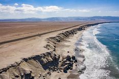 En Las Losas se fusionan la playa y el extenso desierto Foto: antofaturismo.cl