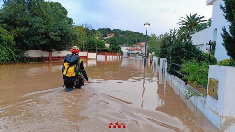 Carreteras y autos inundados a causa de las lluvias torrenciales en Barcelona Foto: Bomberos de la Generalitat de Catalunya