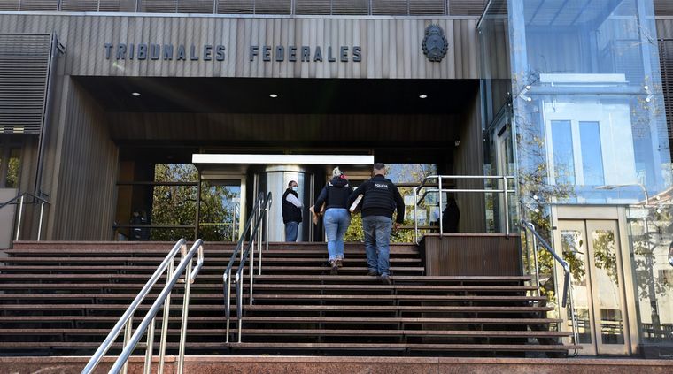 La Policía está desde ayer en los Tribunales Federales Foto: ALF PONCE MERCADO / MDZ