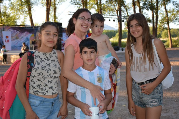 Cruzaron el río Uspallata que separa la casa del Camping Municipal para disfrutar del espectáculo de motos. Rocío Luján, Romina González, Martín Orellano, Ciro Orellano y Rocío Molina. Foto: Gentileza