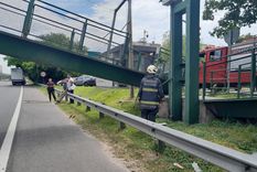 Así quedó el puente tras el choque del camión.