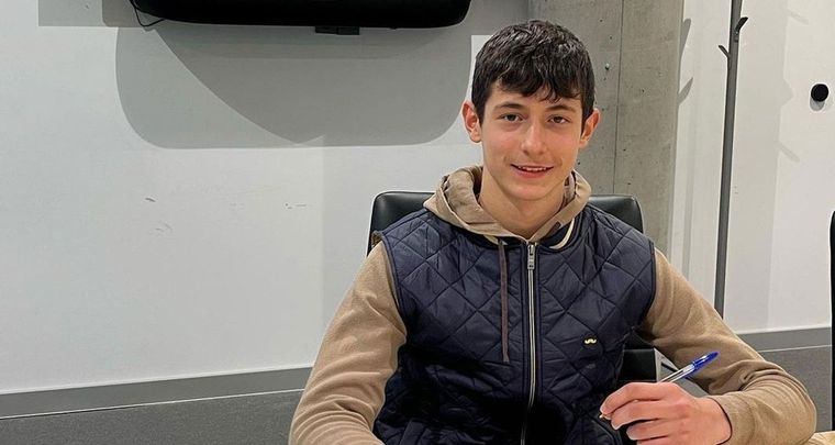 José Alberto Castelau de Roa firmando contrato. Foto: Twitter