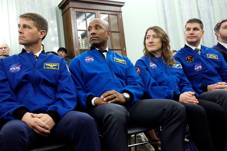 Los astronautas de la misión Artemis II (de izquierda a derecha): el comandante Reid Wiseman, el piloto Victor Glover y los especialistas de misión Christina Koch y Jeremy Hansen.
