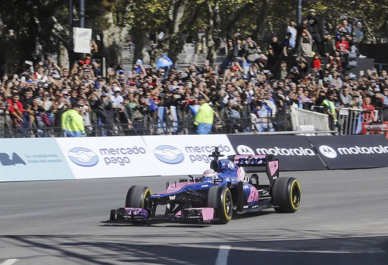 El evento reunió a miles de fanáticos en Palermo y tuvo fuerte repercusión en el mundo del automovilismo.&nbsp;