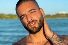 maluma recibio un insolito regalo en el escenario de atenas