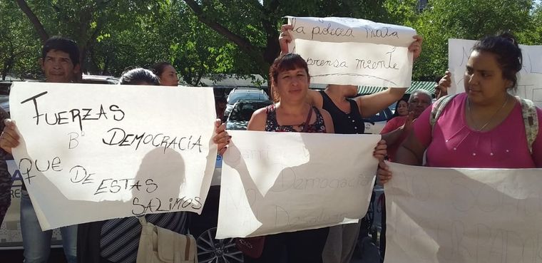 Barrio Democracia Los vecinos afirman que viven ahí desde hace décadas. Según cuentan, hay más de 400 familias afectadas.