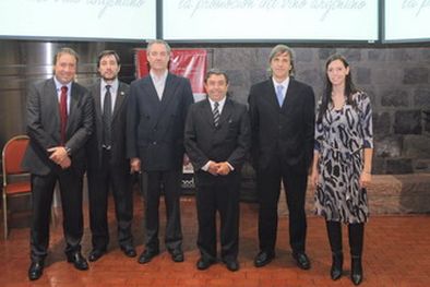 MDZol | El ministro de Producción, Raúl Mercau, junto al presidente del Fondo Vitivinícola, José Luis Lanzarini, el subsecretario de Promoción Industrial, Javier Espina y los expositores Guillermo Oliveto, Gustavo Domínguez y Romina Lujambio. Foto: Gentileza