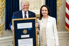 Momento en que María Corina Machado regala su Nobel a Donald Trump. Foto Efe&nbsp;