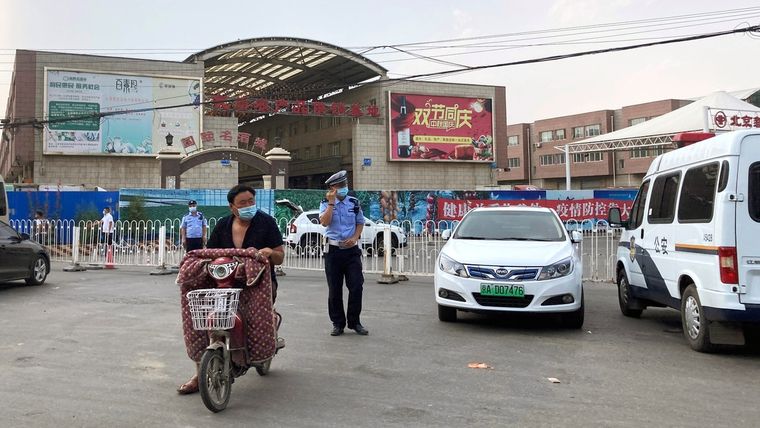 Policías ante el mercado Xinfadi en Pekín (China), 13 de junio de 2020.