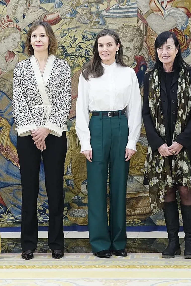 La fórmula infalible de la reina Letizia para un look de oficina sofisticado. La fórmula infalible de la reina Letizia para un look de oficina sofisticado.