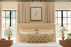 Una de las opciones de diseño de ventanas es crear una apariencia perfecta con un solo riel que sostenga las cortinas. Foto: Lulu & Georgia