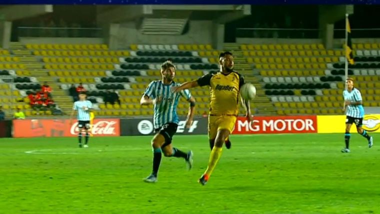 El ex Boca marcó el empate, pero fue anulado tras la revisión del VAR. Foto: Captura Video