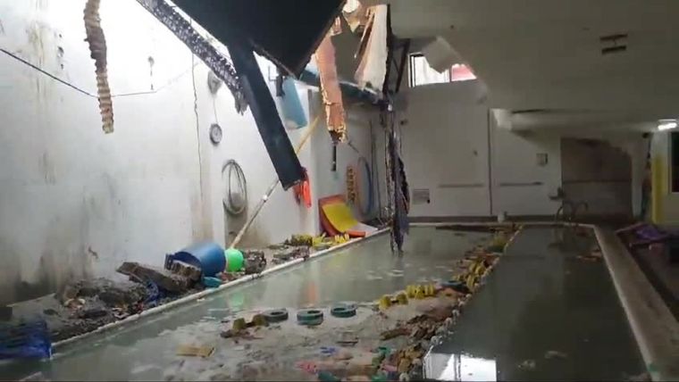 Las imágenes de la pileta donde colapsó el techo Foto: Captura de video