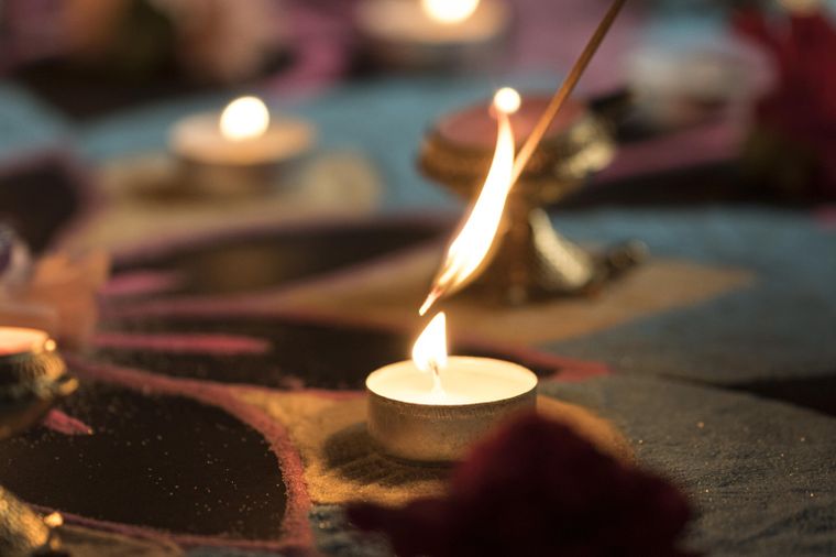 Los especialistas aseguran que hay que encender un sahumerio de una aroma distinto cada día. Los especialistas aseguran que hay que encender un sahumerio de una aroma distinto cada día.