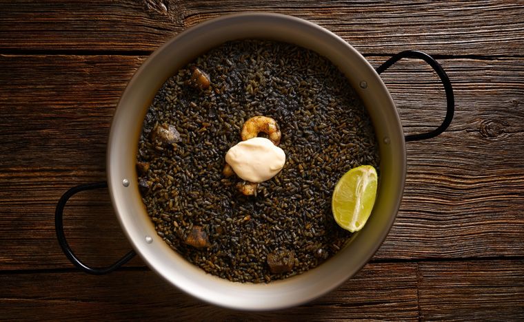 Arroz negro valenciano Una receta simple y deliciosa en pocos minutos Foto: Shutterstock