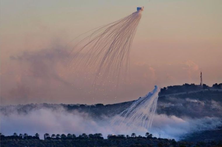 Esta imagen, captada el 16 de octubre pasado en la aldea de Dhayra, muestra la típica nube de humo con forma de pulpo que ocasionan este tipo de municiones tóxicas. Foto: AP