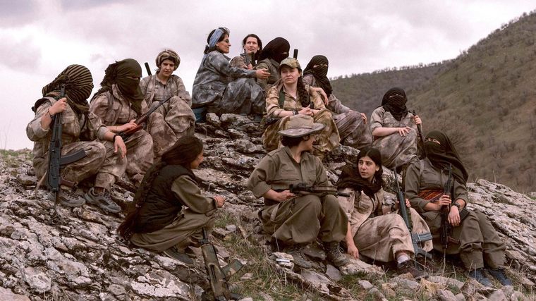 Un grupo de combatientes kurdas en la cima de una colina en la región del Kurdistán, en el norte de Irak.